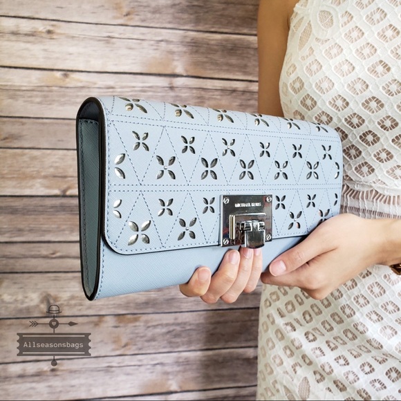 🔽 Michael Kors Tina Clutch Pale Blue Silver Stud - Picture 4 of 6